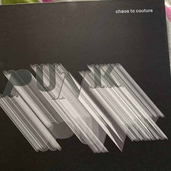 Book Punk:Chaos to Couture by Andrew Bolton,Richard Hell,John Lydon&Jon Savage. - Picture 2 of 5